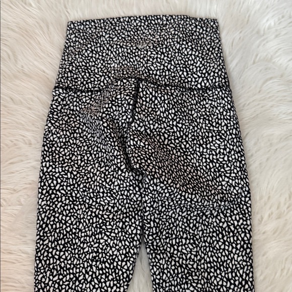 Lululemon cropped leggings size 4 - Picture 4 of 6